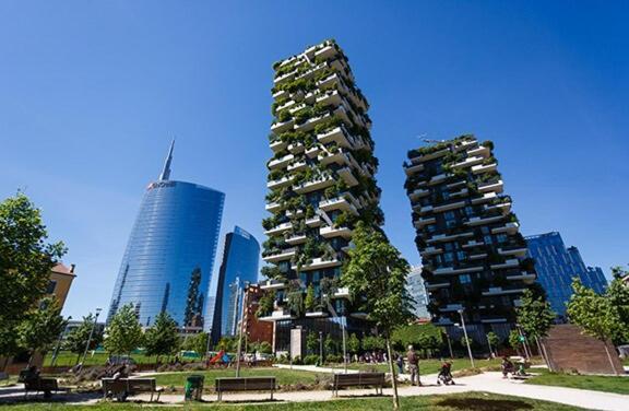 Unicredit And Bosco Verticale - Little House * Mailand